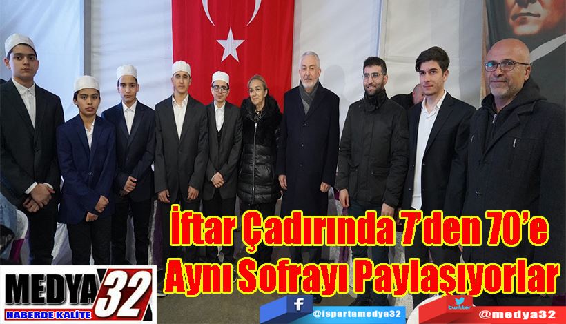 İftar Çadırında 7’den 70’e  Aynı Sofrayı Paylaşıyorlar 