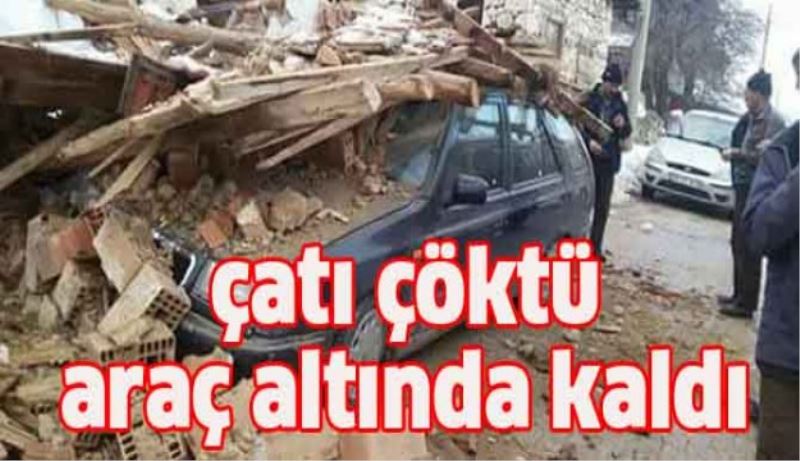 Araç çöken çatının altında kaldı