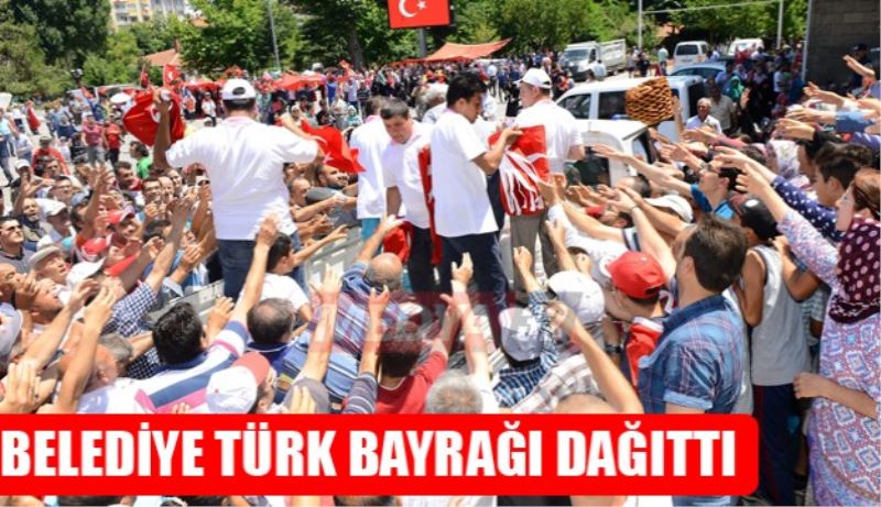 Belediye Türk Bayrağı Dağıttı