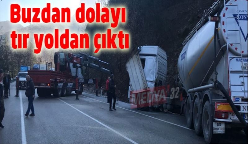 Dereboğazı yolunda buzdan dolayı tır yoldan çıktı