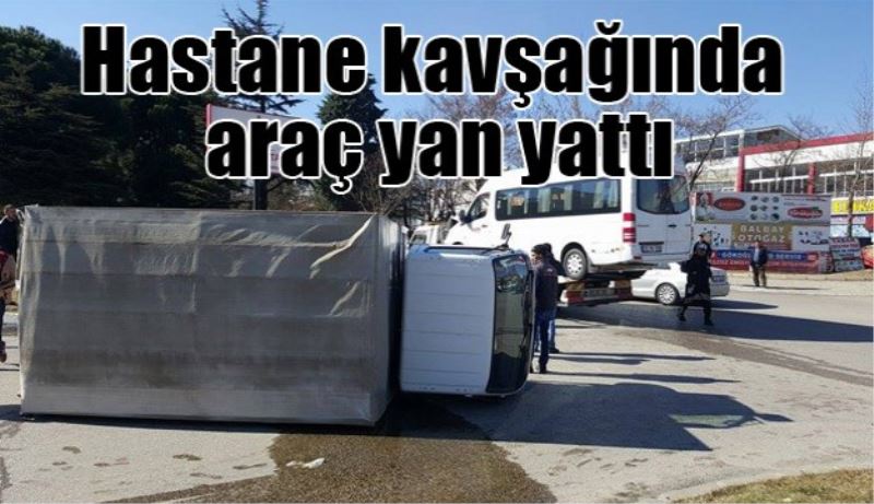 Hastane kavşağında araç yan yattı 