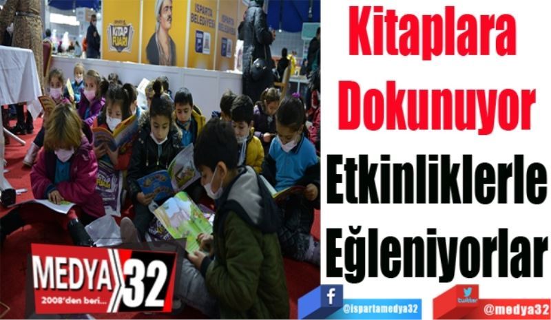 Kitaplara Dokunuyor
Etkinliklerle Eğleniyorlar 
