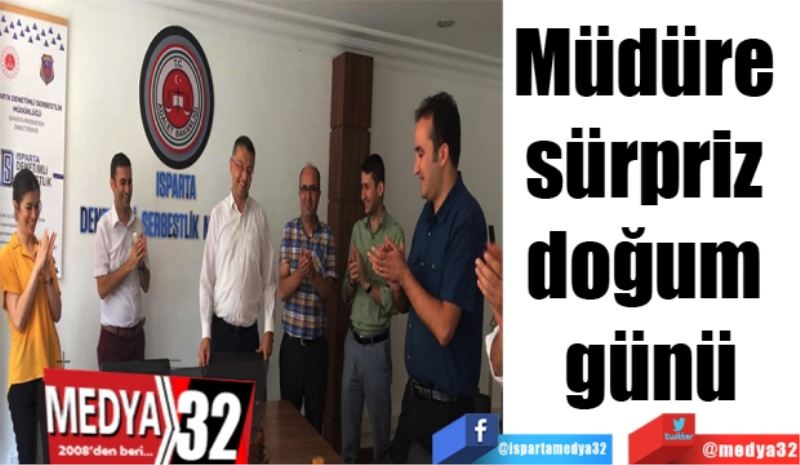 Müdüre 
sürpriz 
doğum 
günü
