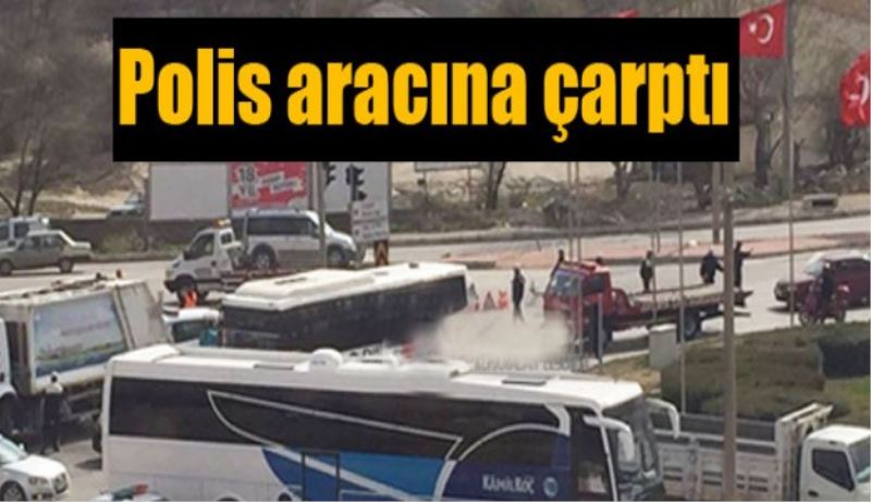 Polis aracına çarptı