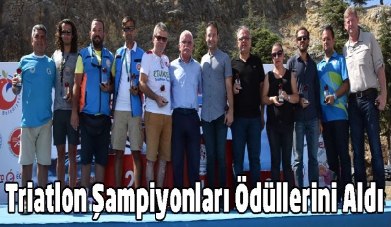 Triatlon Şampiyonları Ödüllerini Aldı