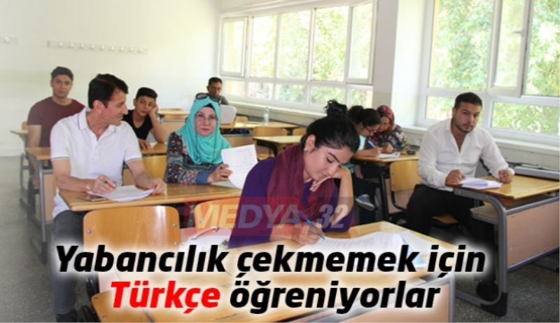 Yabancılık çekmemek için Türkçe öğreniyorlar