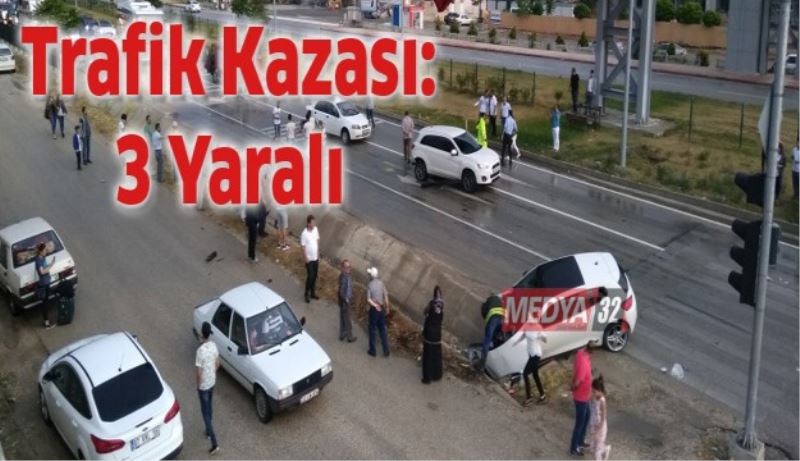 Yarış yapan araçlar kaza yaptı 3 yaralı