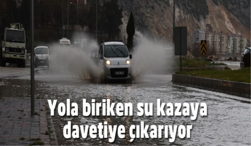 Yola biriken su kazaya davetiye çıkarıyor 